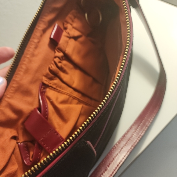 Maxx New York Small Retro Black with dark red trim leather shoulder bag. - Picture 4 of 13